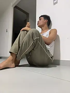 Snapshot of Leo_bunny_hot chatting on February 1, 12:18 am Leo bunny hot online show from February 1, 12:18 am