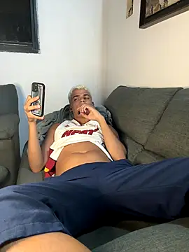 Snapshot of Leo_bunny_hot chatting on October 11, 6:23 am Leo bunny hot online show from October 11, 6:23 am