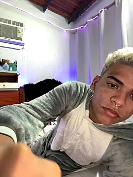 Snapshot of Leo_bunny_hot chatting on October 15, 6:30 pm Leo bunny hot online show from October 15, 6:30 pm