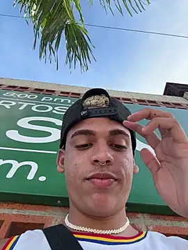 Snapshot of Leo_bunny_hot chatting on November 15, 7:43 pm Leo bunny hot online show from November 15, 7:43 pm