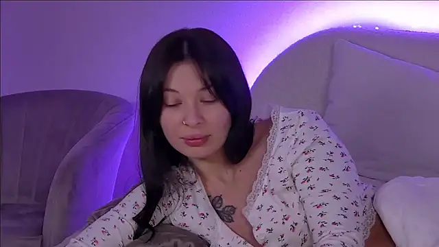 Snapshot of AlexandraBloom chatting on February 10, 12:30 am AlexandraBloom online show from February 10, 12:30 am