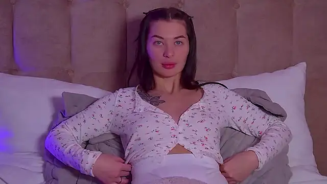 Snapshot of AlexandraBloom chatting on February 27, 2:32 am AlexandraBloom online show from February 27, 2:32 am