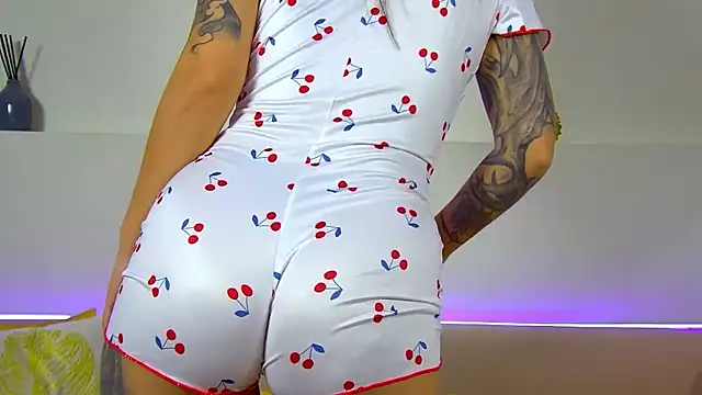 Snapshot of AlexandraBloom chatting on November 3, 6:20 pm AlexandraBloom online show from November 3, 6:20 pm