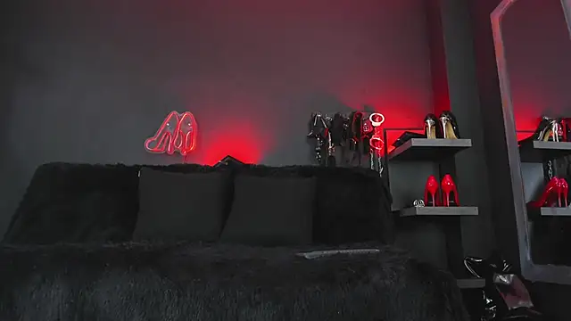 DelaneyStone online show from December 2, 8:04 pm