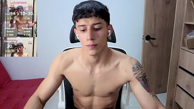 Snapshot of Cristopher23_ chatting on October 23, 10:19 pm Cristopher23 online show from October 23, 10:19 pm