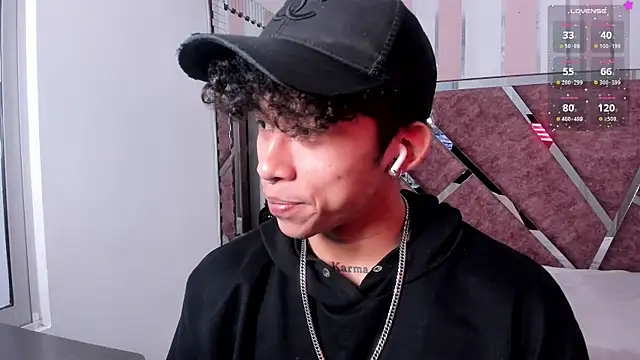 Snapshot of AkazaBoy_ chatting on May 16, 4:31 am AkazaBoy online show from May 16, 4:31 am