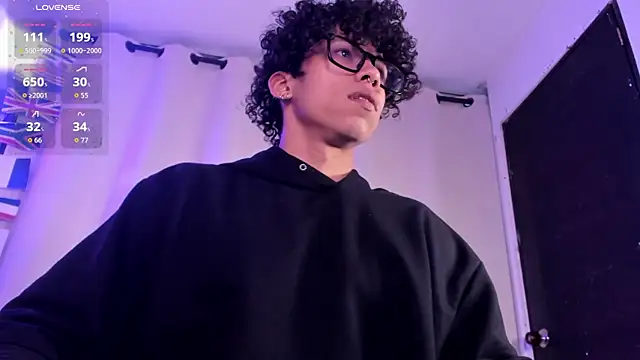 Snapshot of AkazaBoy_ chatting on June 12, 8:30 pm AkazaBoy online show from June 12, 8:30 pm