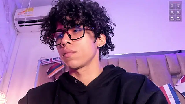 Snapshot of AkazaBoy_ chatting on July 1, 8:52 pm AkazaBoy online show from July 1, 8:52 pm