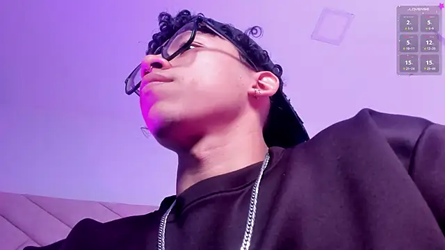 Snapshot of AkazaBoy_ chatting on July 8, 8:24 pm AkazaBoy online show from July 8, 8:24 pm