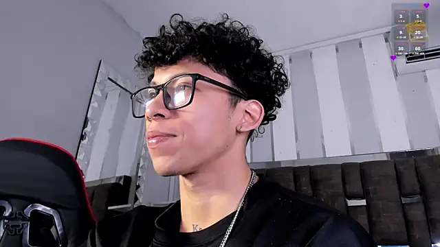 Snapshot of AkazaBoy_ chatting on August 2, 4:55 am AkazaBoy online show from August 2, 4:55 am