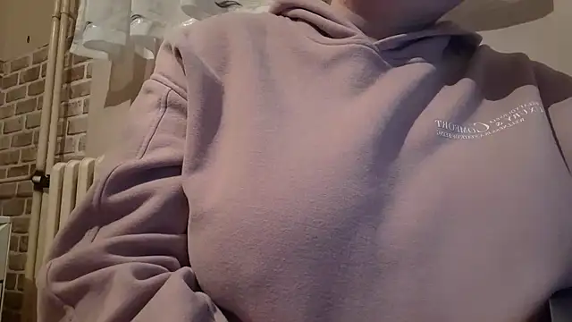 Snapshot of AalinnaK chatting on February 24, 3:42 pm AalinnaK online show from February 24, 3:42 pm