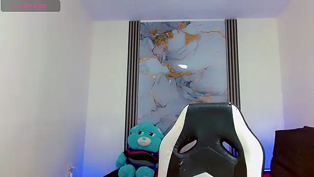 Hellen moons   online show from March 18, 1:10 am