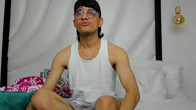 Snapshot of Hugo_Coopers chatting on December 7, 6:43 am Hugo Coopers online show from December 7, 6:43 am