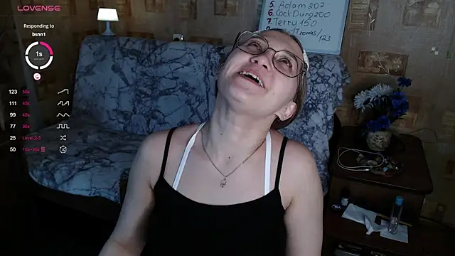 Snapshot of Miatiny chatting on December 1, 4:29 pm Miatiny online show from December 1, 4:29 pm