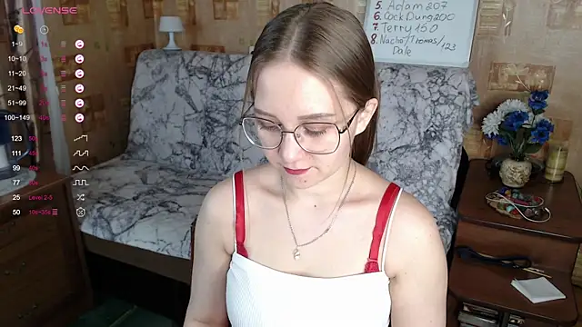 Snapshot of Miatiny chatting on December 7, 10:45 am Miatiny online show from December 7, 10:45 am