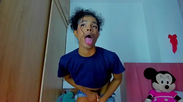 Snapshot of bloom444 chatting on December 15, 3:45 am bloom444 online show from December 15, 3:45 am