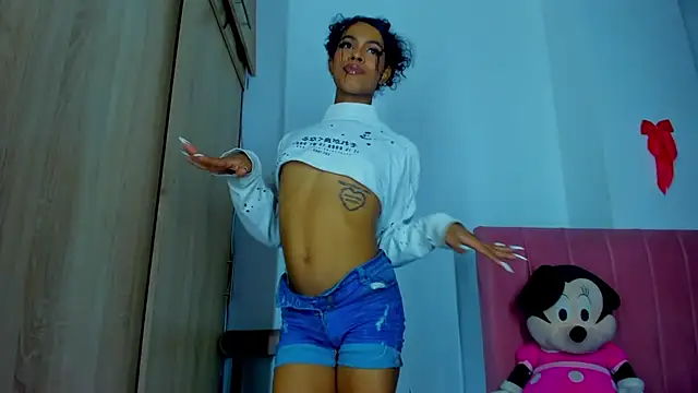 Snapshot of bloom444 chatting on December 17, 10:01 am bloom444 online show from December 17, 10:01 am