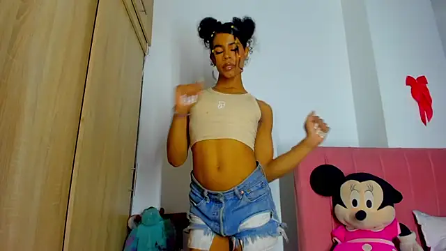 Snapshot of bloom444 chatting on December 19, 10:13 am bloom444 online show from December 19, 10:13 am