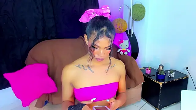 Snapshot of bloom444 chatting on October 25, 4:20 am bloom444 online show from October 25, 4:20 am