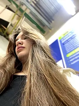 Snapshot of Holly_Molii chatting on December 5, 5:04 am Holly Molii online show from December 5, 5:04 am