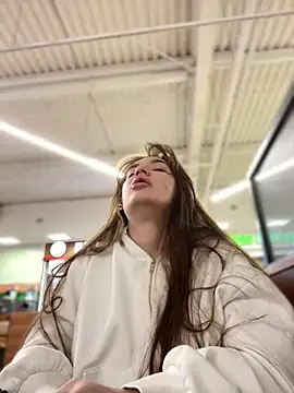 Snapshot of Holly_Molii chatting on December 7, 8:22 am Holly Molii online show from December 7, 8:22 am