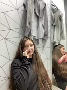 Snapshot of Holly_Molii chatting on December 15, 8:19 am Holly Molii online show from December 15, 8:19 am