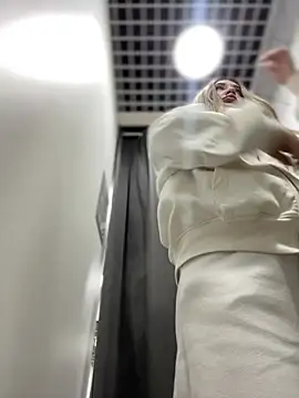 Snapshot of Holly_Molii chatting on December 19, 8:23 am Holly Molii online show from December 19, 8:23 am