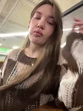 Snapshot of Holly_Molii chatting on December 20, 8:28 am Holly Molii online show from December 20, 8:28 am