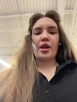 Snapshot of Holly_Molii chatting on December 28, 8:37 am Holly Molii online show from December 28, 8:37 am