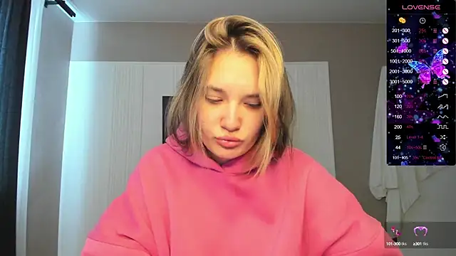 Snapshot of Holly_Molii chatting on September 11, 2:11 am Holly Molii online show from September 11, 2:11 am