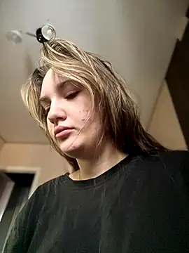 Snapshot of Holly_Molii chatting on November 29, 7:11 am Holly Molii online show from November 29, 7:11 am