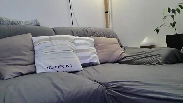 Snapshot of CaroAndMarc chatting on February 5, 9:03 am CaroAndMarc online show from February 5, 9:03 am