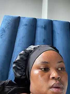 Curveysinaa online show from February 19, 9:25 pm