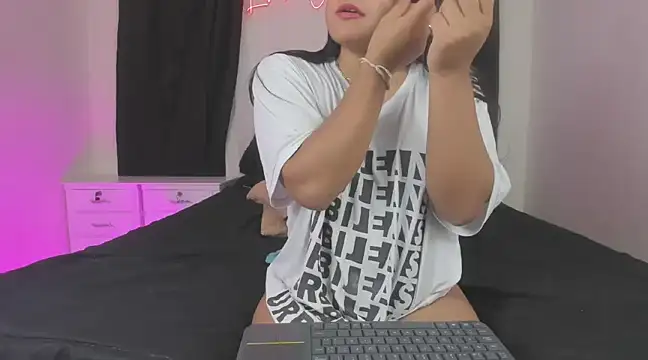 Snapshot of lindacastro02 chatting on March 5, 12:16 am lindacastro02 online show from March 5, 12:16 am