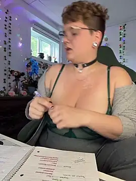 Snapshot of Sweetleeahxx chatting on June 6, 11:37 am Sweetleeahxx online show from June 6, 11:37 am