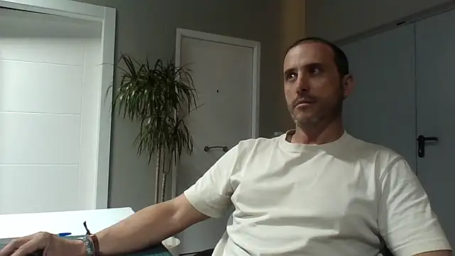 Snapshot of Lucas___81 chatting on April 8, 6:52 pm Lucas 81 online show from April 8, 6:52 pm