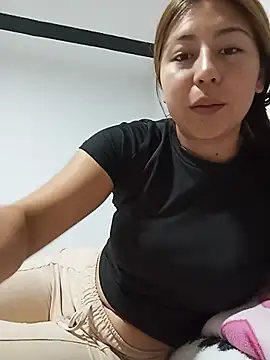 Snapshot of Sara_Brownx chatting on June 2, 12:01 am Sara Brownx online show from June 2, 12:01 am