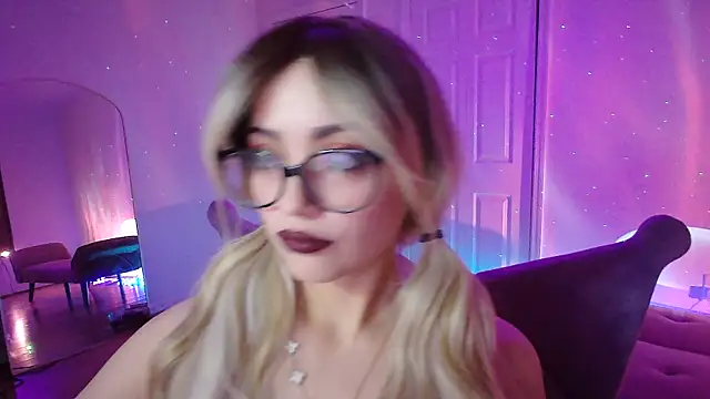 Snapshot of TigerLily333 chatting on December 9, 5:07 am TigerLily333 online show from December 9, 5:07 am