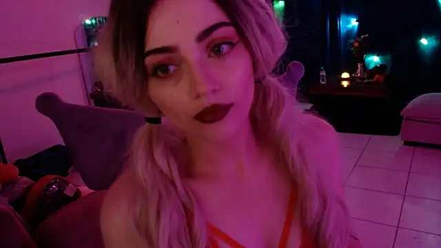 Snapshot of TigerLily333 chatting on September 21, 4:03 am TigerLily333 online show from September 21, 4:03 am