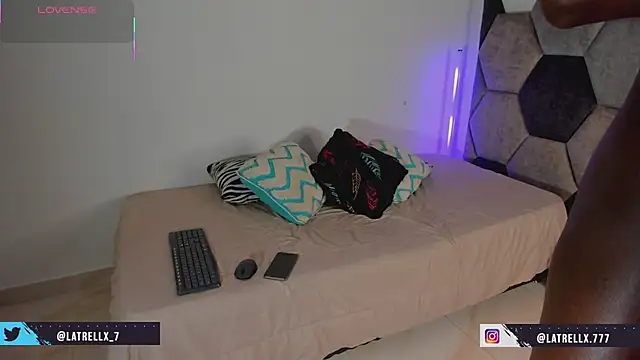 Latrellx7 online show from July 7, 3:31 am