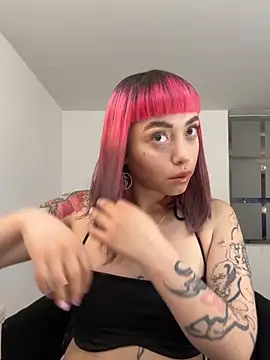 Snapshot of GigiVolkova chatting on December 3, 1:02 am GigiVolkova online show from December 3, 1:02 am