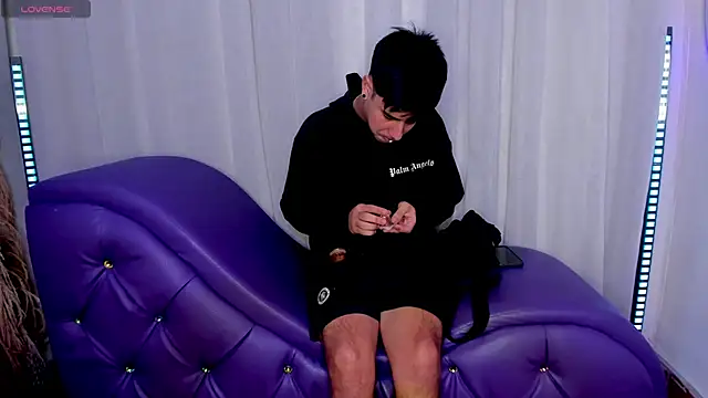 Snapshot of Yourslust_ chatting on November 8, 1:33 pm Yourslust online show from November 8, 1:33 pm