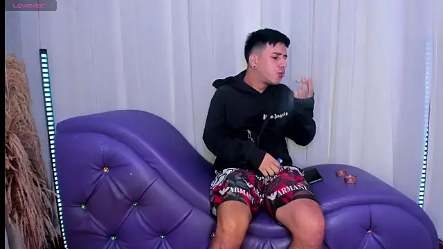 Snapshot of Yourslust_ chatting on November 14, 1:43 pm Yourslust online show from November 14, 1:43 pm