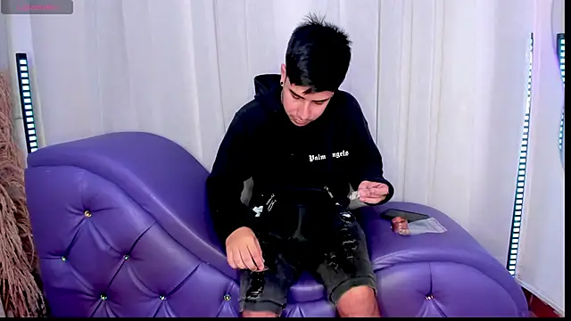 Snapshot of Yourslust_ chatting on November 23, 1:33 pm Yourslust online show from November 23, 1:33 pm