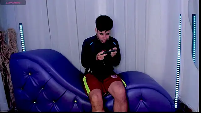 Snapshot of Yourslust_ chatting on December 5, 12:25 pm Yourslust online show from December 5, 12:25 pm