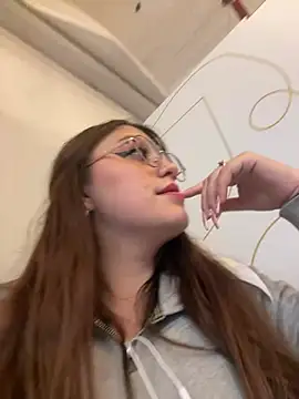 Snapshot of sweet_valery21 chatting on March 6, 2:18 pm sweet valery21 online show from March 6, 2:18 pm