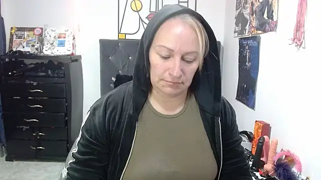 Snapshot of emperabigbootybigass chatting on May 5, 12:13 pm emperabigbootybigass online show from May 5, 12:13 pm