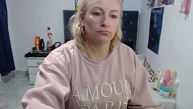 Snapshot of emperabigbootybigass chatting on May 16, 12:29 am emperabigbootybigass online show from May 16, 12:29 am