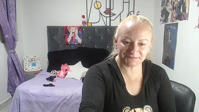 Snapshot of emperabigbootybigass chatting on June 2, 12:34 am emperabigbootybigass online show from June 2, 12:34 am