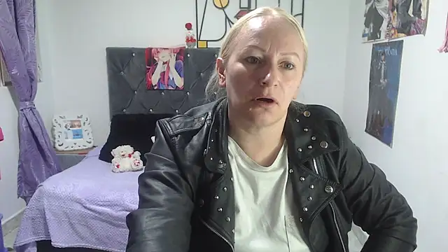 Snapshot of emperabigbootybigass chatting on June 4, 12:33 pm emperabigbootybigass online show from June 4, 12:33 pm